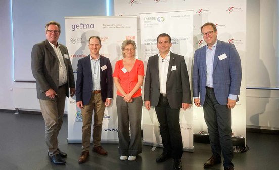 Bild von ENERGIEregion:  v.l.n.r. Peter Will, Geschäftsführer ENERGIEregion Nürnberg e.V. – Simon Reichenwallner, Netzwerkmanager ENERGIEregion und Projektmanager Klimapakt2030plus – Eva Anlauft, Leiterin der Abteilung Zentrale Aufgaben beim Hochbauamt der Stadt Nürnberg –  Paul Horn, Technische Leitung Gebäudemanagement bei WBG KOMMUNAL GmbH – Sebastian Hölzlein gefma-Loungeleiter Bayern-Nürnberg und Geschäftsführer Alpha IC GmbH