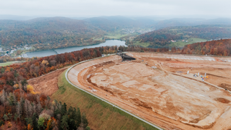 Das 25 Hektar große Oberbecken des Pumpspeicherkraftwerks Happurg während Sanierungsarbeiten der Josef Rädlinger Unternehmensgruppe  im Jahr 2025