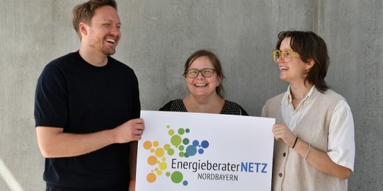 Die Co-Initiatoren des Bar Camps (v.r.n.l.): Carlotta Mehring, Werkstudentin Energieberaternetz Nordbayern, Ines Eichmüller, Projektmanagement Transformation Gebäudebestand bei der ENERGIEregion Nürnberg, und Jan Buchta, Projektmanager bei der Energieagentur Oberfranken