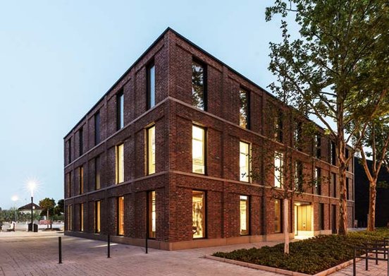 Bild von hehnpohl architektur bda: Bürogebäude «RESI» der Alpha IC GmbH in Bamberg – Blick auf die Südost-Seite mit Haupteingang.