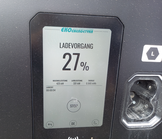 Anzeige einer Ladesäule für batterieelektrische Lkw beim Ladevorgang.