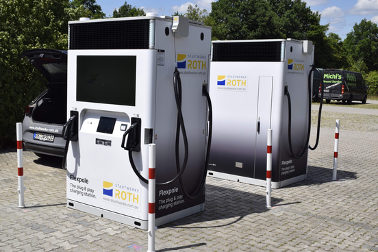 Die netzentlastenden Schnell-Ladestationen verfügen über je zwei DC-Ladepunkte mit je max. 150 kW Ladeleistung und über einen Batteriespeicher.
