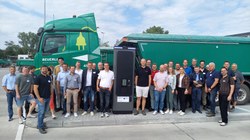 Exkursions-Gruppe der ENERGIEregion Nürnberg e.V. vor einem elektrifizierten Lkw mit Ladesäule bei der Firma Beuerlein in Unterfranken