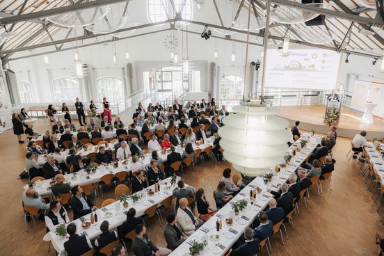 Dr. Jens Hauch, Vorstandsvorsitzender der ENERGIEregion Nürnberg e.V., begrüßte die 180 Gäste aus Wirtschaft, Wissenschaft, Politik und Verwaltung