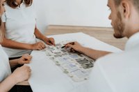 Mitarbeiterinnen der Energie Plus Concept GmbH bei der Besprechung eines Plans