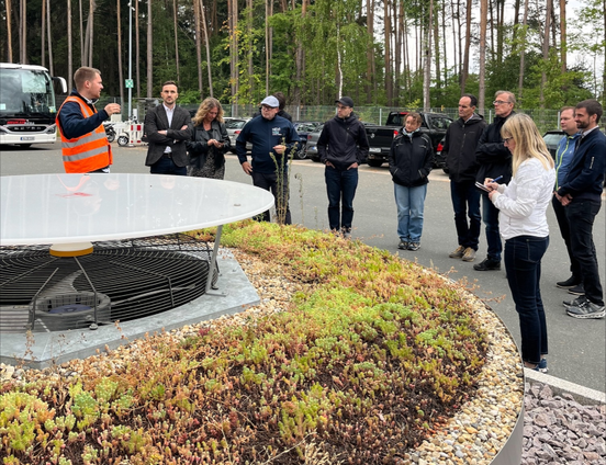 Bilder: Teilnehmer*innen der Fachexkursion «Neue Wege der Wärmeversorgung und -speicherung» besichtigen den Eisspeicher von Max Bögl; Foto: ENERGIEregion Nürnberg e.V. / F. Hitzelsberger