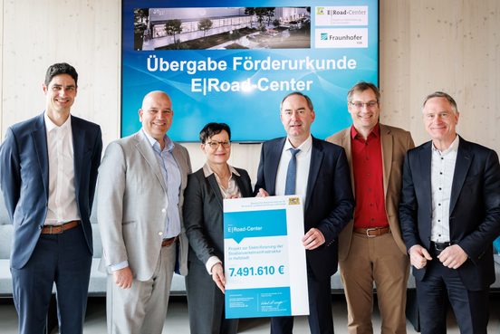 Übergabe der Förderurkunde für das E|Road-Center (v.l.n.r.): Prof. Florian Risch (Abteilungsleiter E|Road-Center Fraunhofer IISB), Prof. Jörg Schulze (Institutsleiter Fraunhofer IISB), Dr. Elke Meißner (Geschäftsfeldentwicklerin Halbleiter Fraunhofer IISB), StM Hubert Aiwanger (StMWi), Dr. Bernd Eckardt (Abteilungsleiter Leistungselektronik Fraunhofer IISB), Prof. Jörg Franke (Inhaber des FAU-Lehrstuhls FAPS und Wiss. Direktor Produktionstechnik Fraunhofer IISB)