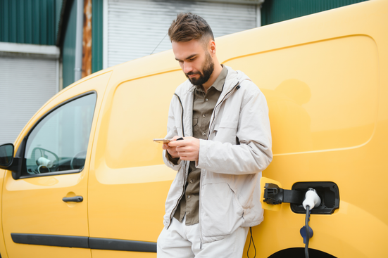 Elektrisch unterwegs: E-Transporter beim Ladevorgang – für Handwerksbetriebe eine wirtschaftliche Alternative mit attraktiven Steuervorteilen und Fördermöglichkeiten