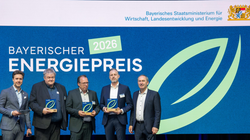 Bayerns Wirtschaftsminister Hubert Aiwanger übergibt die Auszeichnung Bayerischer Energiepreis 2026 für das Projekt „einfach.anders.machen. RESI“ an die Preisträger Alpha IC GmbH und Hölzlein Ingenieure GmbH