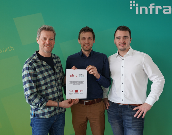 Marcus Winter, Leiter Erzeugung infra fürth gmbh (von links), Prof. Dr. Florian Uhrig, Professur für Wasserstoffsysteme an der Ohm und Tobias Nierlich, wissenschaftlicher Mitarbeiter im Projekt „Energiespeicherkonzept zu Batteriespeichern und Wasserstoffherstellung für Fürth“