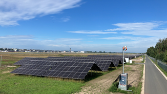 Solarfeld auf dem Flughafengelände des Albrecht Dürer Airport Nürnberg
