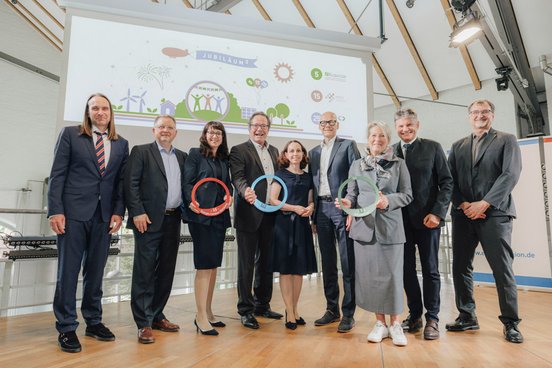 Vertreter und Vertreterinnen der drei Jubilare ENERGIEregion Nürnberg e.V., Energie Campus Nürnberg und NKubator
