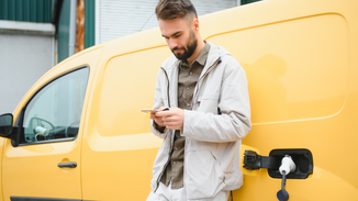 Elektrisch unterwegs: E-Transporter an der Ladesäule – für Handwerksbetriebe eine wirtschaftliche Alternative mit attraktiven Steuervorteilen und Fördermöglichkeiten
