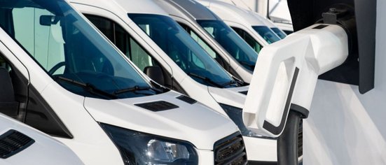Elektrisch unterwegs: E-Transporter an der Ladesäule – für Handwerksbetriebe eine wirtschaftliche Alternative mit attraktiven Steuervorteilen und Fördermöglichkeiten.