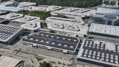 Blick über die Hallen der NürnbergMesse, auf welchen bereits PV-Anlagen installiert wurden
