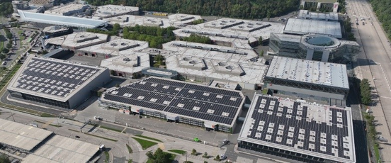 Blick über die Hallen der NürnbergMesse, auf welchen bereits PV-Anlagen installiert wurden