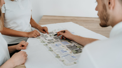 Mitarbeiterinnen der Energie Plus Concept GmbH bei der Besprechung eines Plans