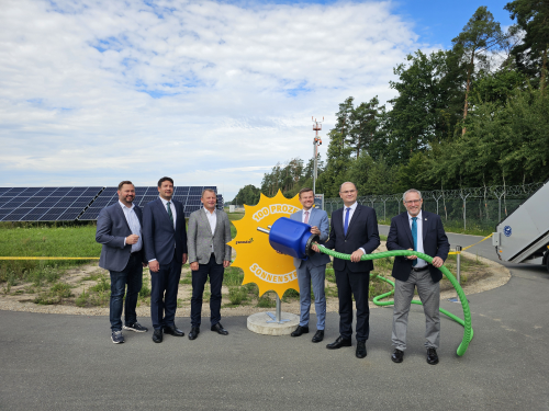 Inbetriebnahme des Solarfelds am Flughafen Nürnberg durch Jochen Kohler (Bayer. Landtagsabgeordneter Stimmkreis Nürnberg-West), Bernd Fuchs (Geschäftsführer Greenovative), Klaus Dotzauer (Geschäftsführer der Flughafen Nürnberg Energie), Marcus König (Oberbürgermeister Stadt Nürnberg), Albert Füracker (Bayerischer Staatsminister für Heimat und Finanzen) und Dr. Michael Hupe (Geschäftsführer Airport Nürnberg)