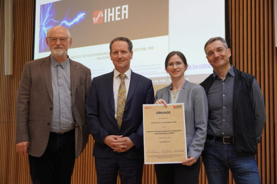 Prof. Dr. Bettina Friedel mit ihren Kollegen (v.l.n.r.) Prof. Dr. Michael Rossner, Prof. Dr. Christian Weindl und Prof. Dr. Bernd Hüttl; Foto: Hochschule Coburg