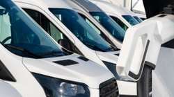Elektrisch unterwegs: E-Transporter an der Ladesäule – für Handwerksbetriebe eine wirtschaftliche Alternative mit attraktiven Steuervorteilen und Fördermöglichkeiten