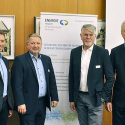 Der neue Vorstandsvorsitzende der ENERGIEregion Nürnberg e.V. Dr. Jens Hauch (Helmholtz-Institut Erlangen-Nürnberg für Erneuerbare Energien; 2. v. l.) mit den stellvertretenden Vorstandsvorsitzenden (v. l.) Thomas Vogel (zeitgeist engineering gmbh), Rainer Kleedörfer (N-ERGIE Aktiengesellschaft) und Roland Piatkowski (tga-engineering GmbH)