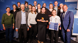 Umweltminister Thorsten Glauber übergibt dem Team der CO2-Challenge sowie dem Präsidenten des Rates der Metropolregion Nürnberg Peter Reiß die Urkunde zum Bayerischen Klimaschutzpreis 2024