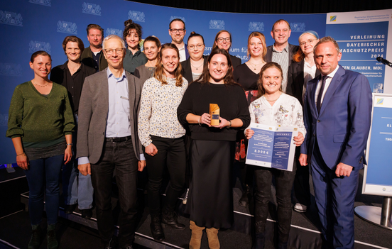  Umweltminister Thorsten Glauber übergibt dem Team der CO2-Challenge sowie dem Präsidenten des Rates der Metropolregion Nürnberg Peter Reiß die Urkunde zum Bayerischen Klimaschutzpreis 2024