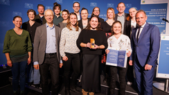 Umweltminister Thorsten Glauber übergibt dem Team der CO2-Challenge sowie dem Präsidenten des Rates der Metropolregion Nürnberg Peter Reiß die Urkunde zum Bayerischen Klimaschutzpreis 2024