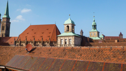 Neues Rathaus der Stadt Nürnberg mit farblich angepasster, dachintegrierter Photovoltaik-Anlage