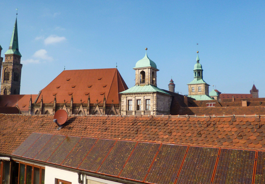 Neues Rathaus der Stadt Nürnberg mit farblich angepasster, dachintegrierter Photovoltaik-Anlage
