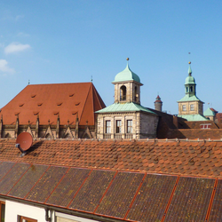 Neues Rathaus der Stadt Nürnberg mit farblich angepasster, dachintegrierter Photovoltaik-Anlage 