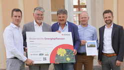 Ziehen ein positives Fazit zum Projekt (v.li.): Markus Heinz (Direktor der Landwirtschaftlichen Lehranstalten Triesdorf), Rainer Kleedörfer (Leiter Unternehmensentwicklung bei der N-ERGIE), Norbert Bleisteiner (Leiter des Fachzentrums für Energie und Landtechnik Triesdorf), Michael Köhnlein (Fachzentrum für Energie und Landtechnik Triesdorf), Christian Gehret (Unternehmensentwicklung N-ERGIE)