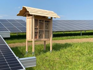 PV Wildbienenhotel Wildbienenhotels wie hier auf der Fläche in Seinsheim bieten den optimalen Brutplatz und Schutz für solitäre Wildbienen und Einsiedlerwespen.