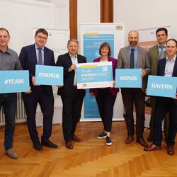 Auszeichnung der neuen Unterstützer im TEAM Energiewende Bayern, v.l.n.r: Wolfgang Müller, Klimaschutzbeauftragter der Stadt Nürnberg, Dr. Stefan Simon, Geschäftsstelle Energiewende an der Regierung, Dr. Jens Hauch, Geschäftsführer ENERGIEregion Nürnberg, Britta Walthelm, Geschäftsführerin Forum Klimaschutz und nachhaltige Entwicklung und Referentin für Umwelt und Gesundheit der Stadt Nürnberg, Thomas Müller, Sachgebietsleiter Landes- und Regionalplanung an der Regierung, Joachim Fahsl, Geschäftsstelle Energiewende an der Regierung, Simon Reichenwallner, Netzwerkmanager ENERGIEregion Nürnberg; Quelle: Thomas Müller / Regierung von Mittelfranken