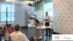 Bild von ENERGIEregion Nürnberg e.V. – Andreas Rauwolf von Rauwolf Etec GmbH beim Vortrag «Die digitale Trafostation»