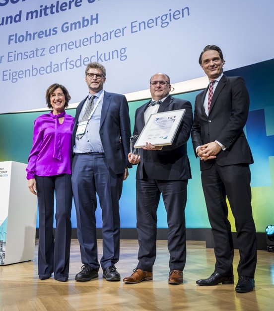 Bild Copyright dena, Fotograf: Thomas Koehler/photothek: Die Flohreus GmbH aus Veitsbronn erhält den Sonderpreis für besonders innovative Lösungen bei kleinen und mittleren Unternehmen. v.l.n.r. Ursula Heller von ARD + Bayerischer Rundfunk, Frank Flohr von der Flohreus GmbH, Thomas Tschaftary von der Autarxia Infrastruktursysteme GmbH und Daniel Rode von der KfW.