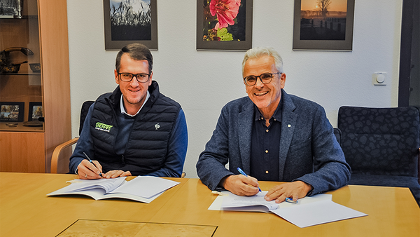 Unterzeichnung der Kooperationserklärung durch HSTW-Präsident Dr. Eric Veulliet (rechts) und Christoph Bachmann, Leiter Technischer Vertrieb bei ENERPIPE GmbH
