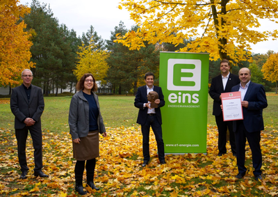 Übergabe Contracting-Award: E&M-Chefredakteur Stefan Sagmeister, E&M-Redakteurin Heidi Roider, E1-Geschäftsführer Stephan Weinen, VfW-Geschäftsführer Tobias Dworschak sowie E1-Prokurist Richard Kerl (v.l.n.r) Übergabe Contracting-Award: E&M-Chefredakteur Stefan Sagmeister, E&M-Redakteurin Heidi Roider, E1-Geschäftsführer Stephan Weinen, VfW-Geschäftsführer Tobias Dworschak sowie E1-Prokurist Richard Kerl