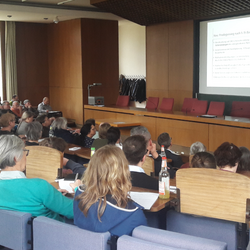 Keynote-Vortrag des Kompetenzzentrum Naturschutz und Energiewende zu Photovoltaik-Freiflächenanlagen und BiodiversitätFoto: S. Reichenwallner, ENERGIEregion Nürnberg e.V.