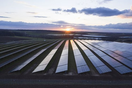Ein neues Solarkraftwerk befindet sich im Seinsheimer Ortsteil Wässerndorf. Für die N-ERGIE bedeutet die Anlage den Einstieg in das Modell der „sonstigen Direktvermarktung“