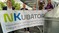 Drücken gemeinsam den grünen Startknopf für den NKubator (v.r.nl.): Nicola Polterauer (Projektmanagerin NKubator, Dr. Michael Fraas (Wirtschafts- und Wissenschaftsreferent Stadt Nürnberg), Marcus König (Oberbürgermeister Stadt Nürnberg), Dr. Jens Hauch (Geschäftsführer ENERGIEregion Nürnberg e.V.) und Alexander Preis (Projektmanager NKubator)