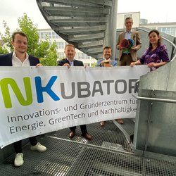 Drücken gemeinsam den grünen Startknopf für den NKubator (v.r.nl.): Nicola Polterauer (Projektmanagerin NKubator, Dr. Michael Fraas (Wirtschafts- und Wissenschaftsreferent Stadt Nürnberg), Marcus König (Oberbürgermeister Stadt Nürnberg), Dr. Jens Hauch (Geschäftsführer ENERGIEregion Nürnberg e.V.) und Alexander Preis (Projektmanager NKubator)
