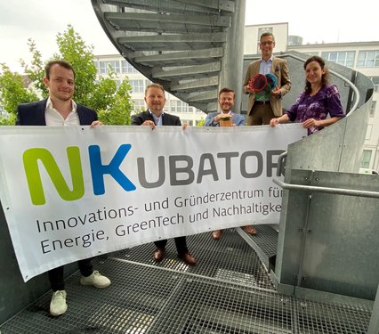 Drücken den grünen Startknopf für den NKubator (v.r.n.l.): Nicola Polterauer (Projektmanagerin NKubator, Dr. Michael Fraas (Wirtschafts- und Wissenschaftsreferent Stadt Nürnberg), Marcus König (Oberbürgermeister Stadt Nürnberg), Dr. Jens Hauch (Geschäftsführer ENERGIEregion Nürnberg e.V.) und Alexander Preis (Projektmanager NKubator)