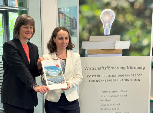 Die Referentin für Umwelt und Gesundheit, Britta Walthelm, und die Wirtschafts- und Wissenschaftsreferentin, Dr. Andrea Heilmaier, gaben am 26. April den offiziellen Startschuss für das gemeinsame Angebot des Solar-Gründach-Checks für Nürnberger Unternehmen für 2024