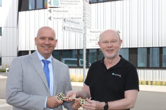 Prof. Dr. Jörg Schulze, Institutsleiter des Fraunhofer IISB in Erlangen, und sein Vorgänger Prof. Dr. Martin März