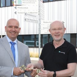 Prof. Dr. Jörg Schulze, Institutsleiter des Fraunhofer IISB in Erlangen, und sein Vorgänger Prof. Dr. Martin März