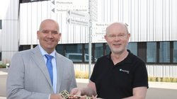 Prof. Dr. Jörg Schulze, Institutsleiter des Fraunhofer IISB in Erlangen, und sein Vorgänger Prof. Dr. Martin März