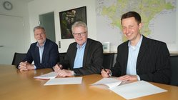 Der neue Geschäftsführer der Stadtwerke Bayreuth heißt Markus Rützel. Mit Oberbürgermeister Thomas Ebersberger hat er seinen Arbeitsvertrag bei der Stadt Bayreuth, unterzeichnet. Er tritt die Nachfolge von Jürgen Bayer (li.) an, der zum Ende des Jahres als Geschäftsführer ausscheidet 