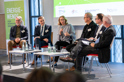 Dr. Katrin Leuzinger, Leitende Regierungsdirektorin bei der Regierung von Mittelfranken, im Gespräch mit (v. l.) Rainer Kleedörfer, Bereichsleiter Unternehmensentwicklung/Beteiligungen der N-ERGIE AG, Peter Berek, Landrat des Landkreises Wunsiedel, Prof. Dr. Jörg Knieling, Leiter des Fachgebiets Stadtplanung und Regionalentwicklung, an der HafenCity Universität Hamburg, Peter Reiß, Oberbürgermeister der Stadt Schwabach, sowie Moderator Markus Ruckdeschel