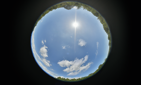 Ausblick der Wolkenkamera mit Sicht des Himmels sowie der Wolkengebilde über der firmeneigenen Photovoltaikanlage